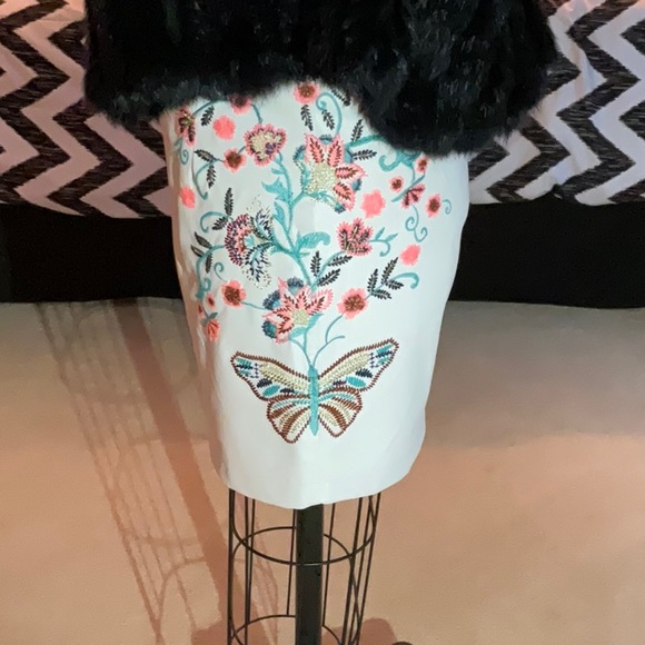 Kilky faux leather mini skirt with embroidered details size large. - Picture 4 of 9